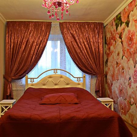 Roses Apartment In The City Center Chernihiv Exterior photo