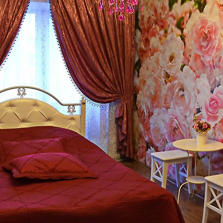 Roses Apartment In The City Center Chernihiv Exterior photo