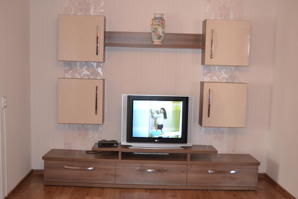 Roses Apartment In The City Center Chernihiv Room photo