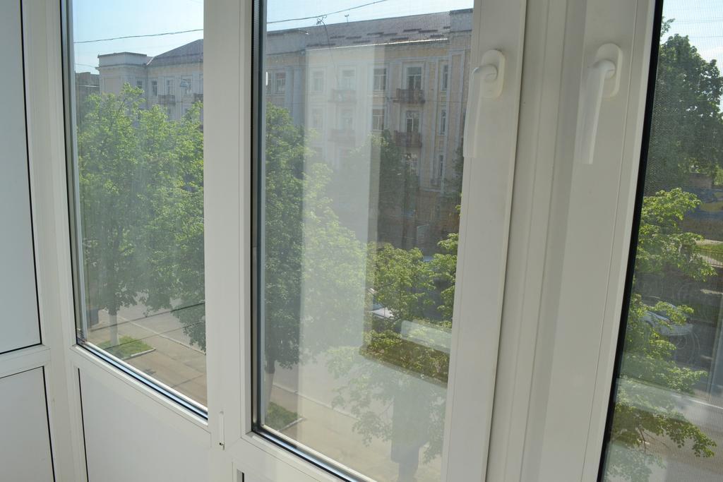 Roses Apartment In The City Center Chernihiv Exterior photo