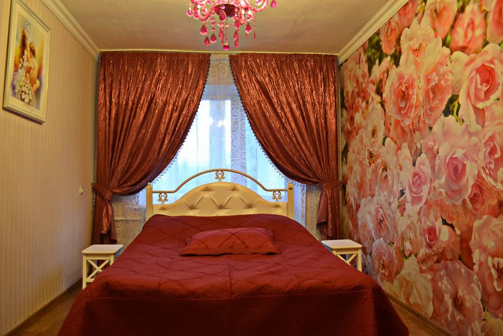 Roses Apartment In The City Center Chernihiv Exterior photo