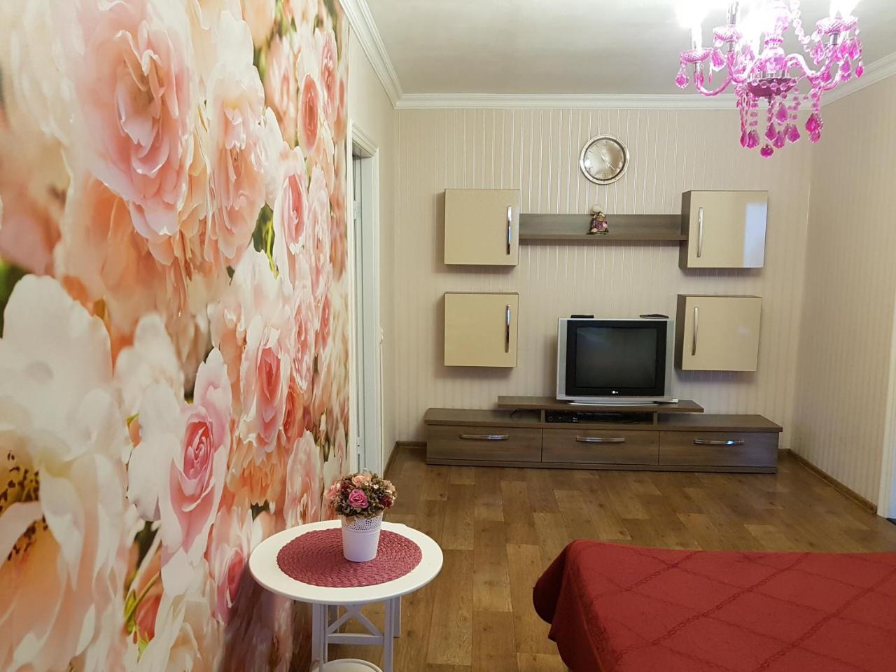Roses Apartment In The City Center Chernihiv Exterior photo